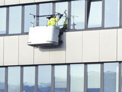 Laveur de vitres sur nacelles